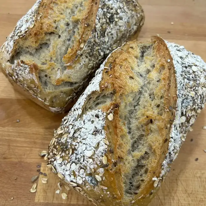 Pão de sementes em forma da A Padaria da Tina na Amadora