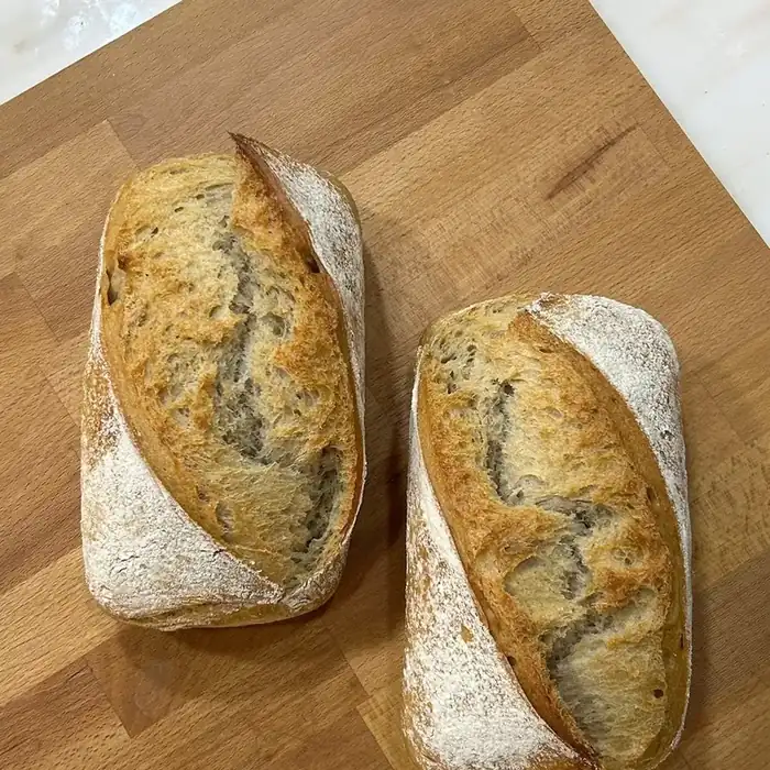 Pão de trigo tradicional em forma da A Padaria da Tina na Amadora
